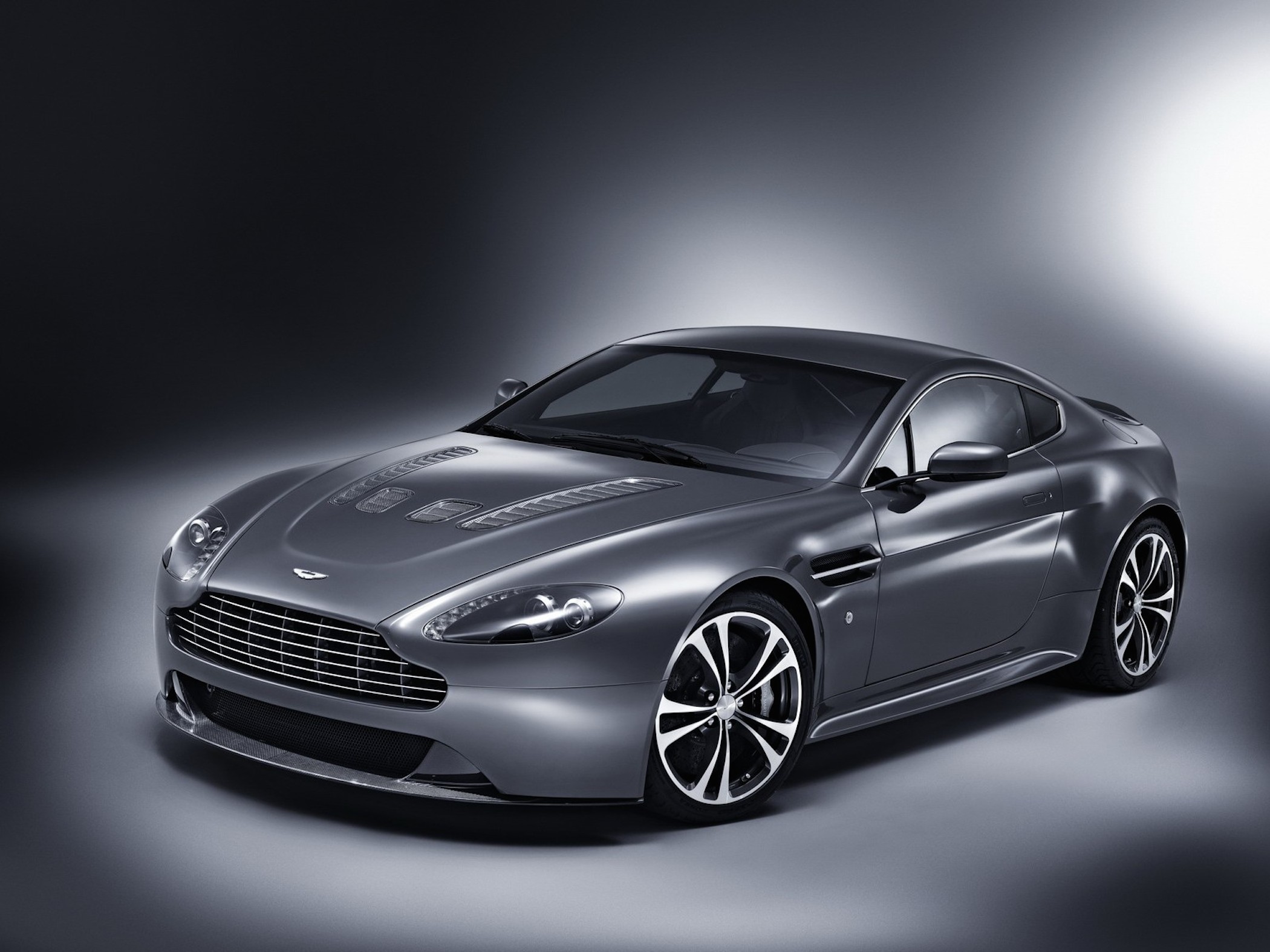 Awesome Aston Martin V12 Vantage Wallpaper