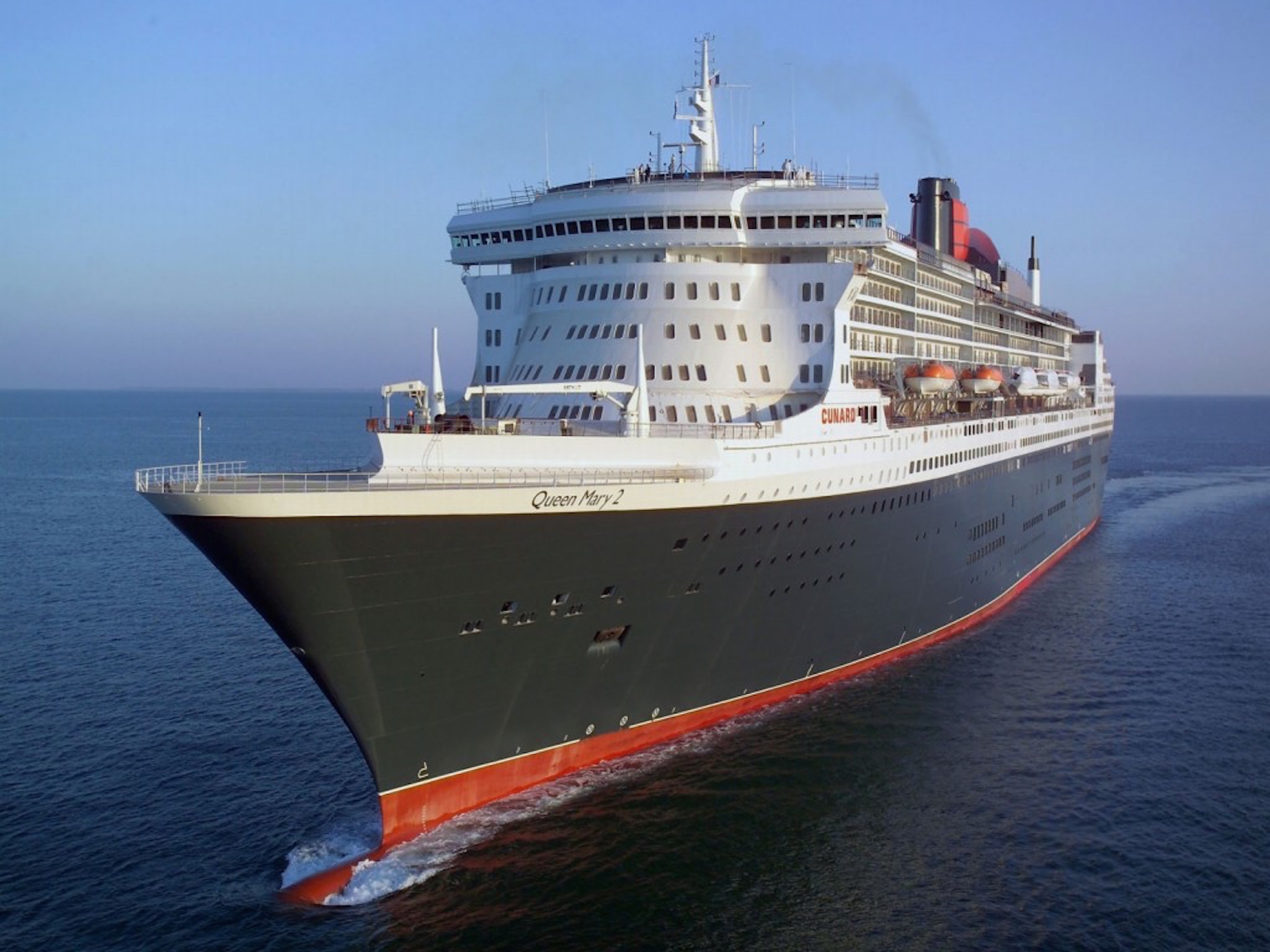 Queen Mary 2 Cruising Wallpaper