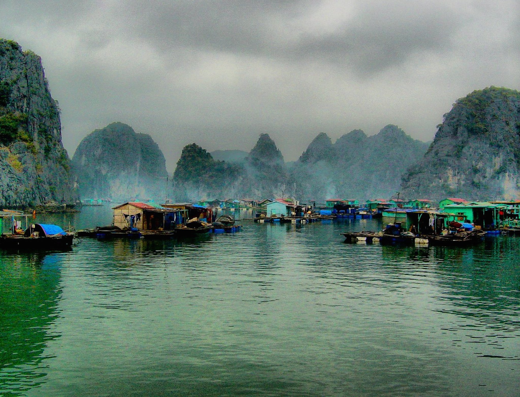 ha-long-bay-scenic-vietnam-wallpaper