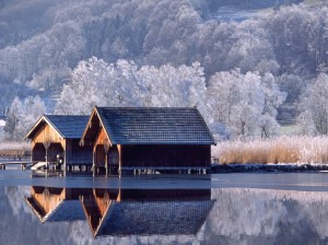winter-boathouse-wallpaper