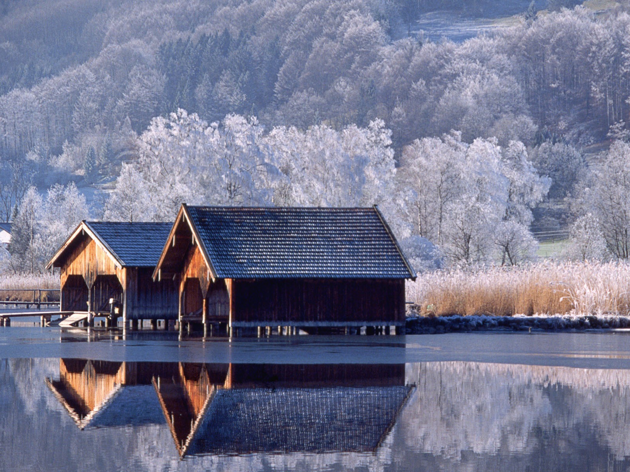winter-boathouse-wallpaper